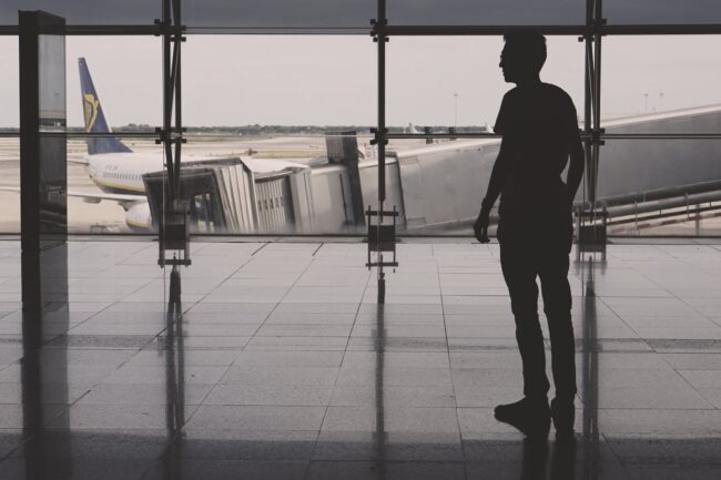 parkeren in Zaventem. Luchthaven hal met uitzicht op vliegtuig